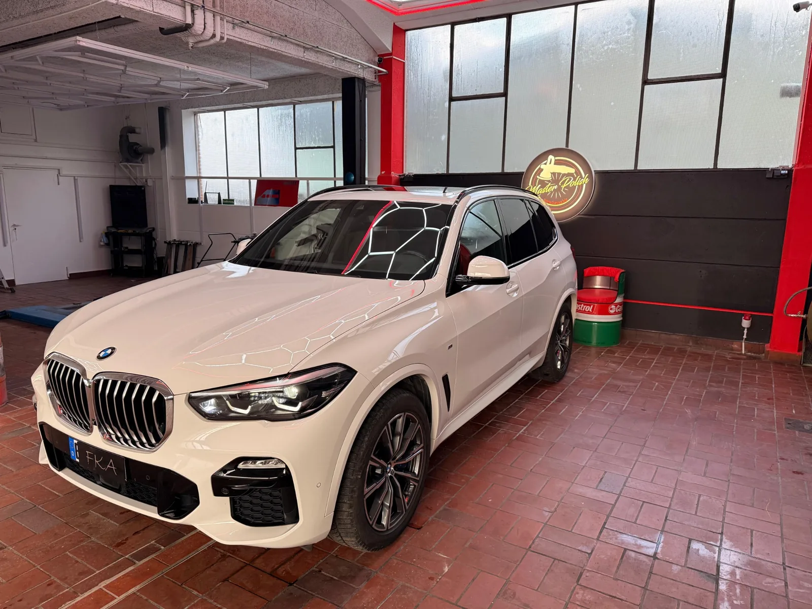 Weißer BMW SUV nach Fahrzeugaufbereitung bei FKA