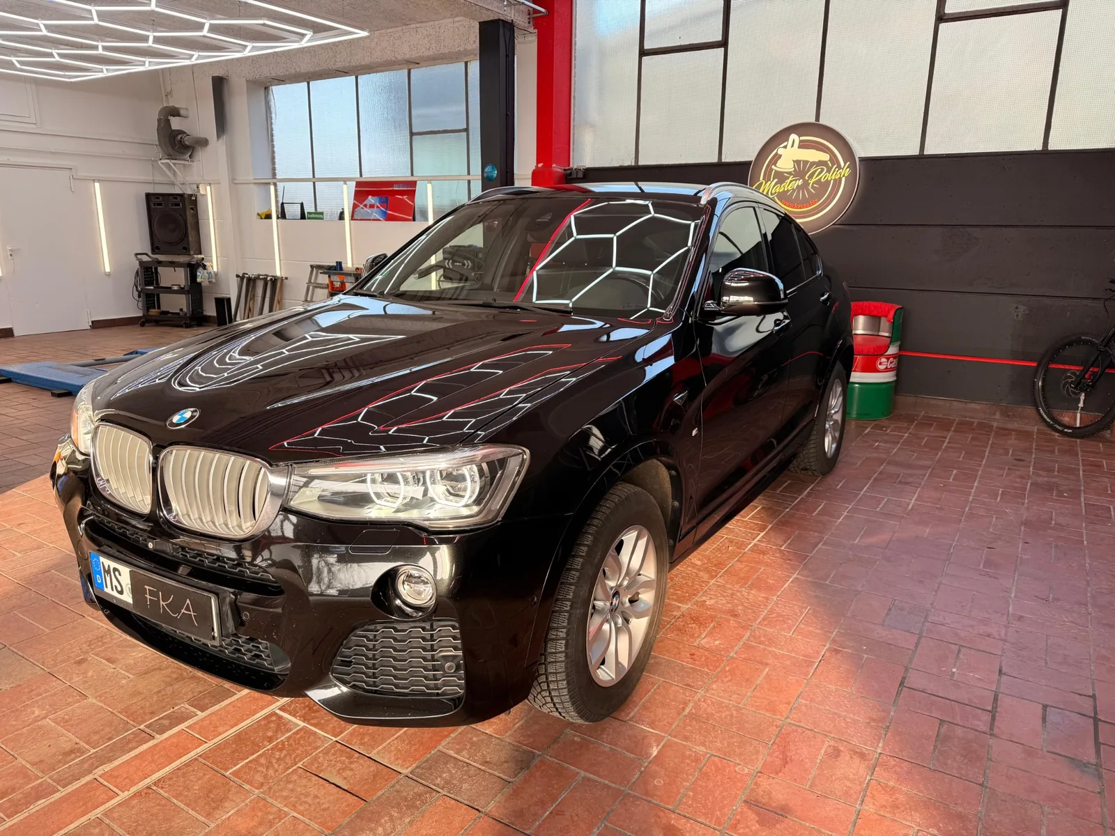 Schwarzer BMW nach Fahrzeugaufbereitung bei FKA in Telgte